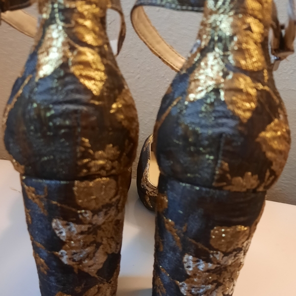 Jessica Simpson Gold and Gray 2 1/2 inch heels New w/out the box - Picture 2 of 4